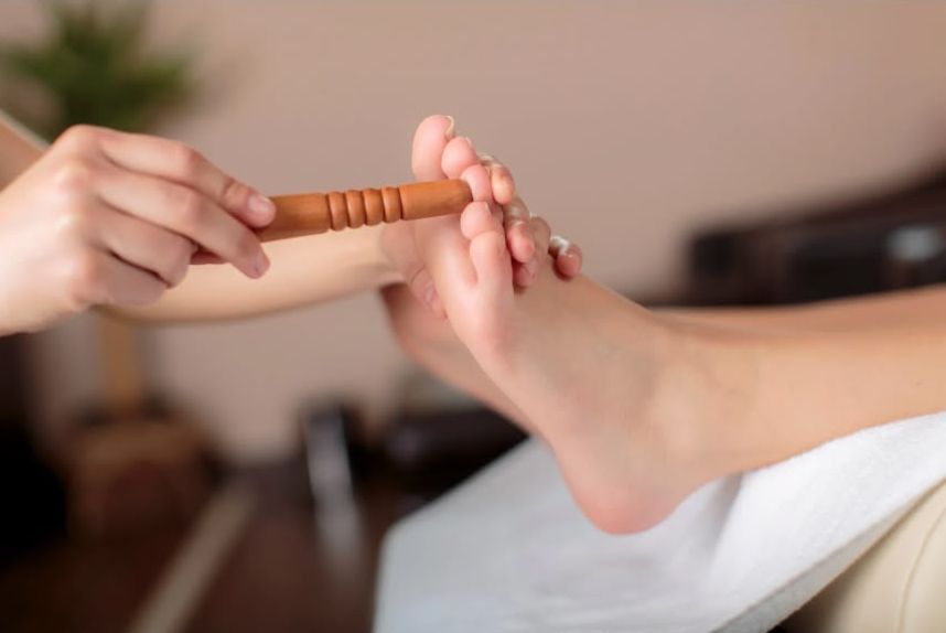 Reflexología Thai con maderoterapia